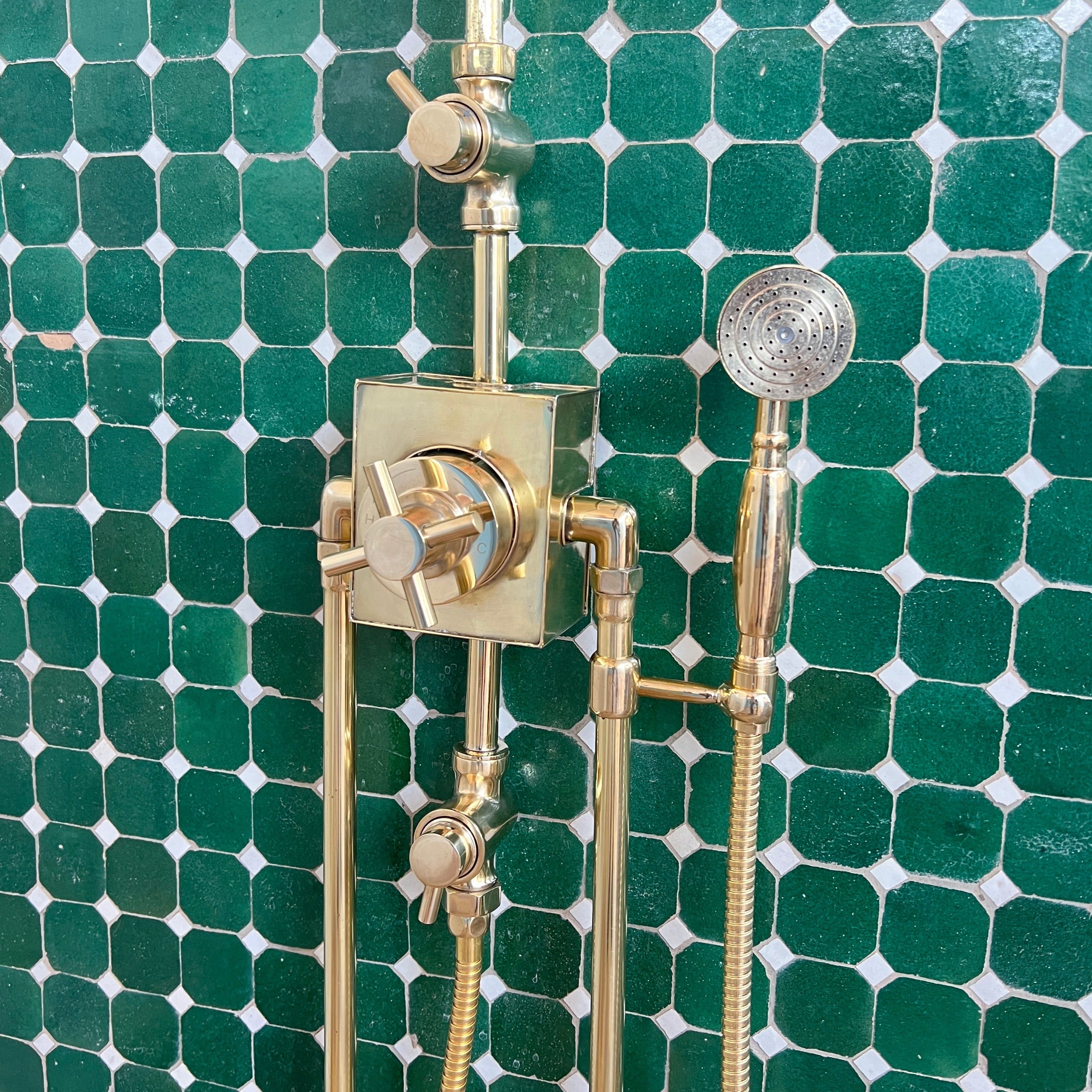Thermostatic shower valve