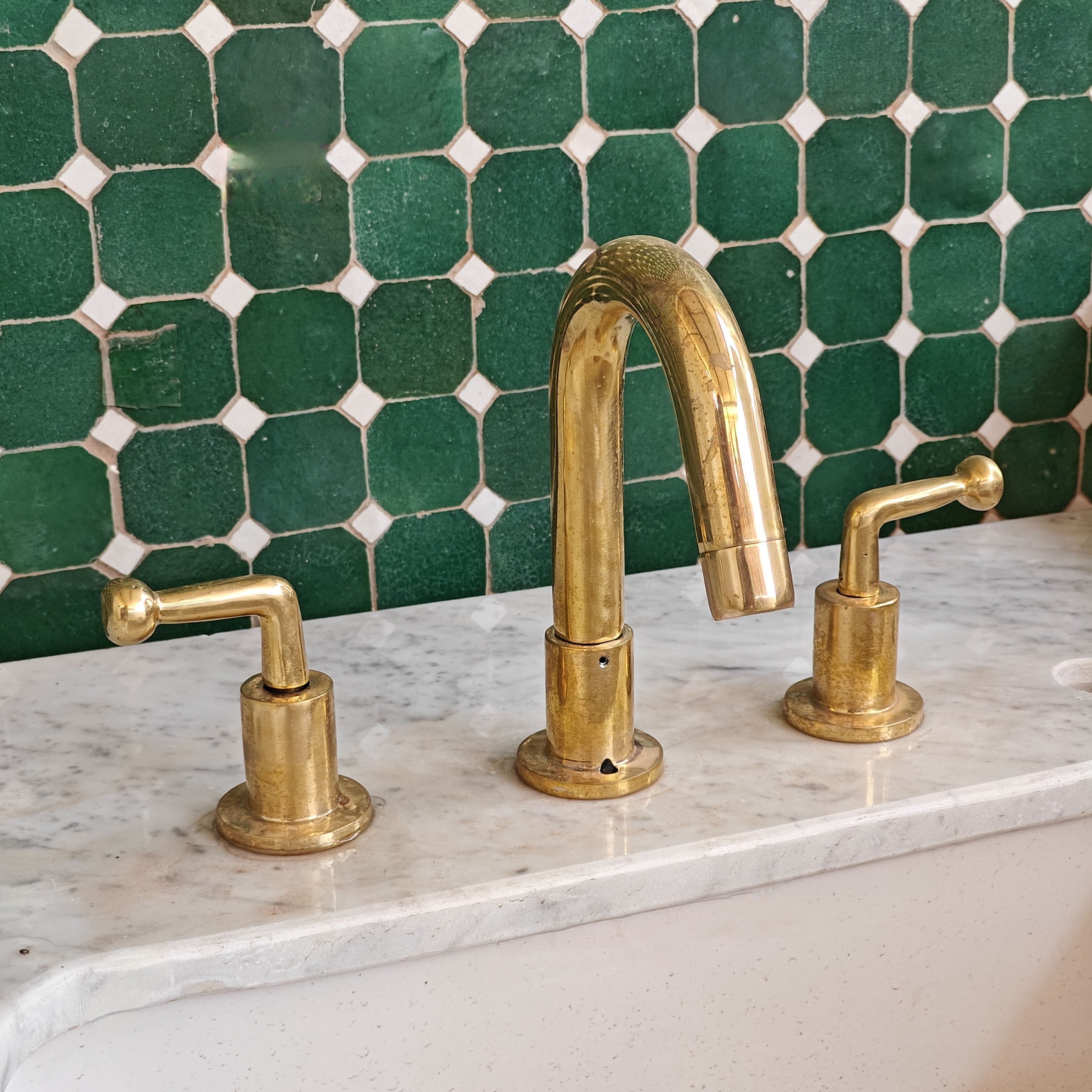 short spout faucet 3 hole