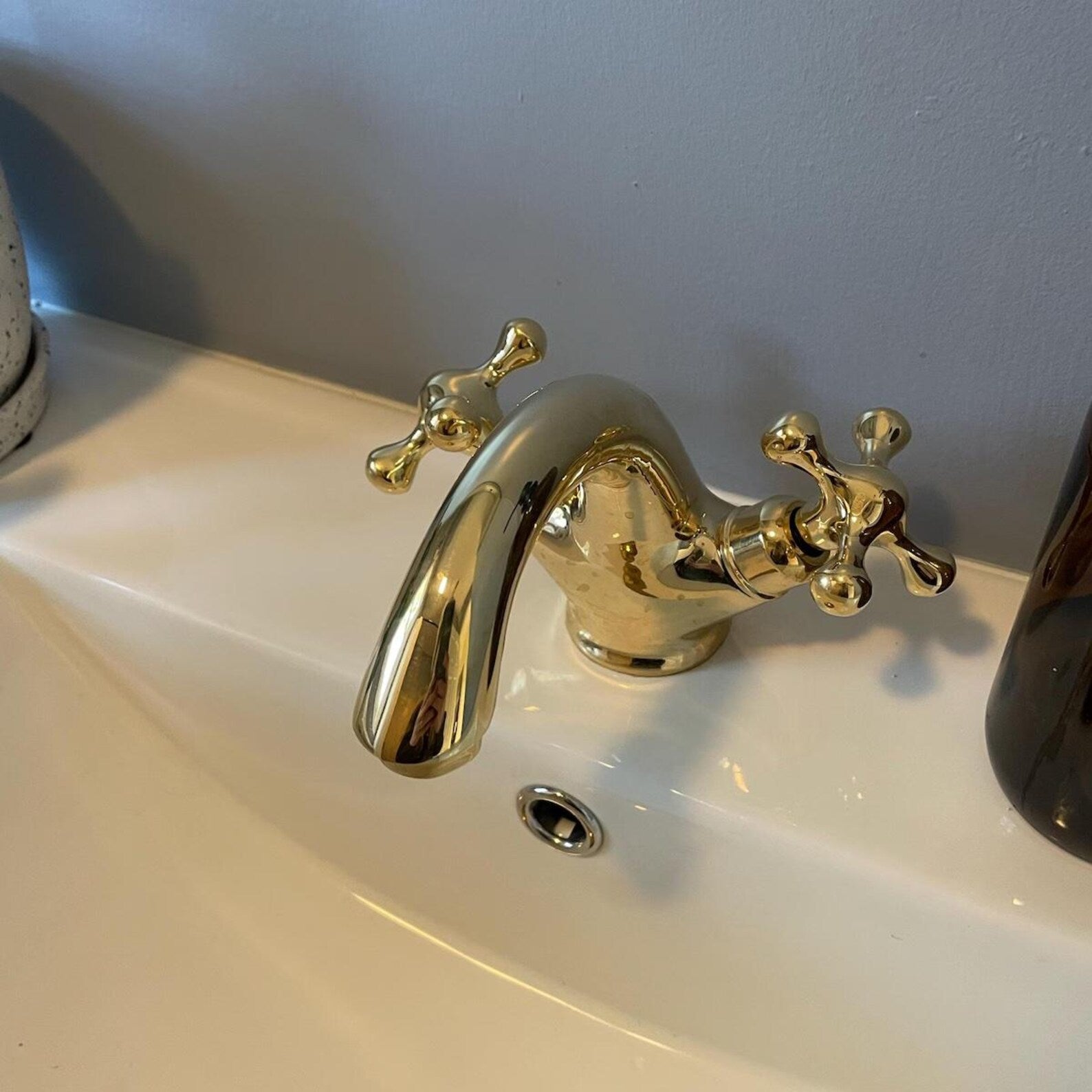 single hole brass vanity faucet