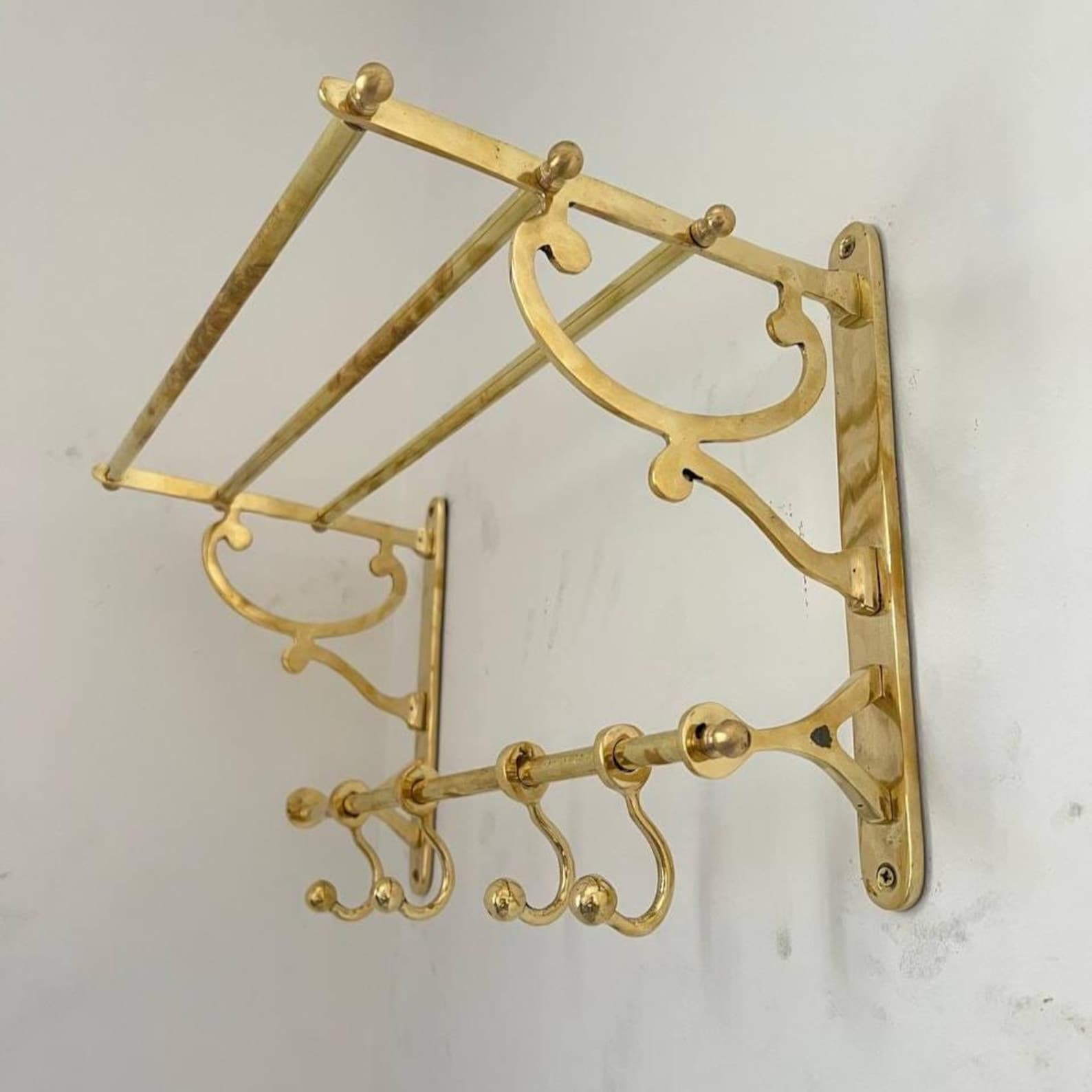 Decorative gold wall bracket with hooks - Oldenglow.com